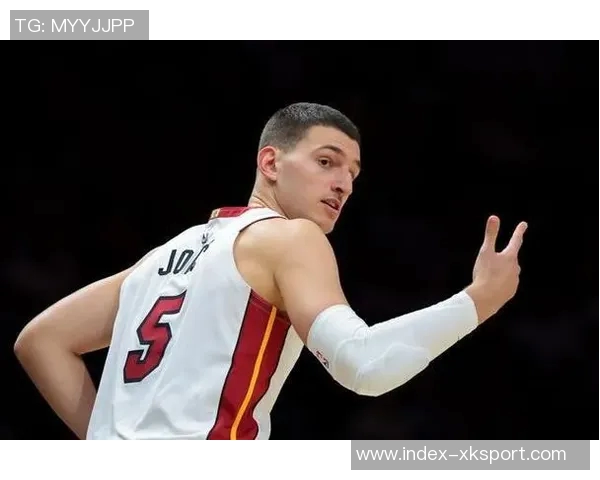 约维奇半场表现惊艳15分钟内斩获11分3板3助助球队领先